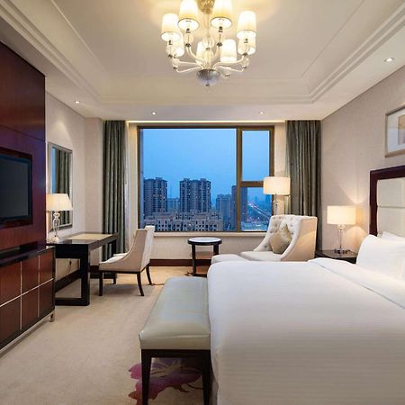 Отель Wyndham Xinyang Downtown Экстерьер фото
