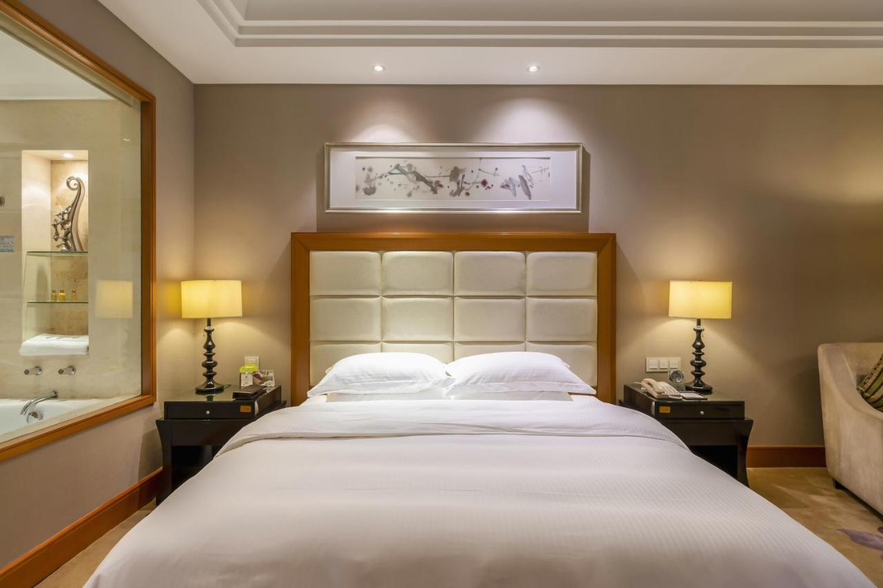 Отель Wyndham Xinyang Downtown Экстерьер фото