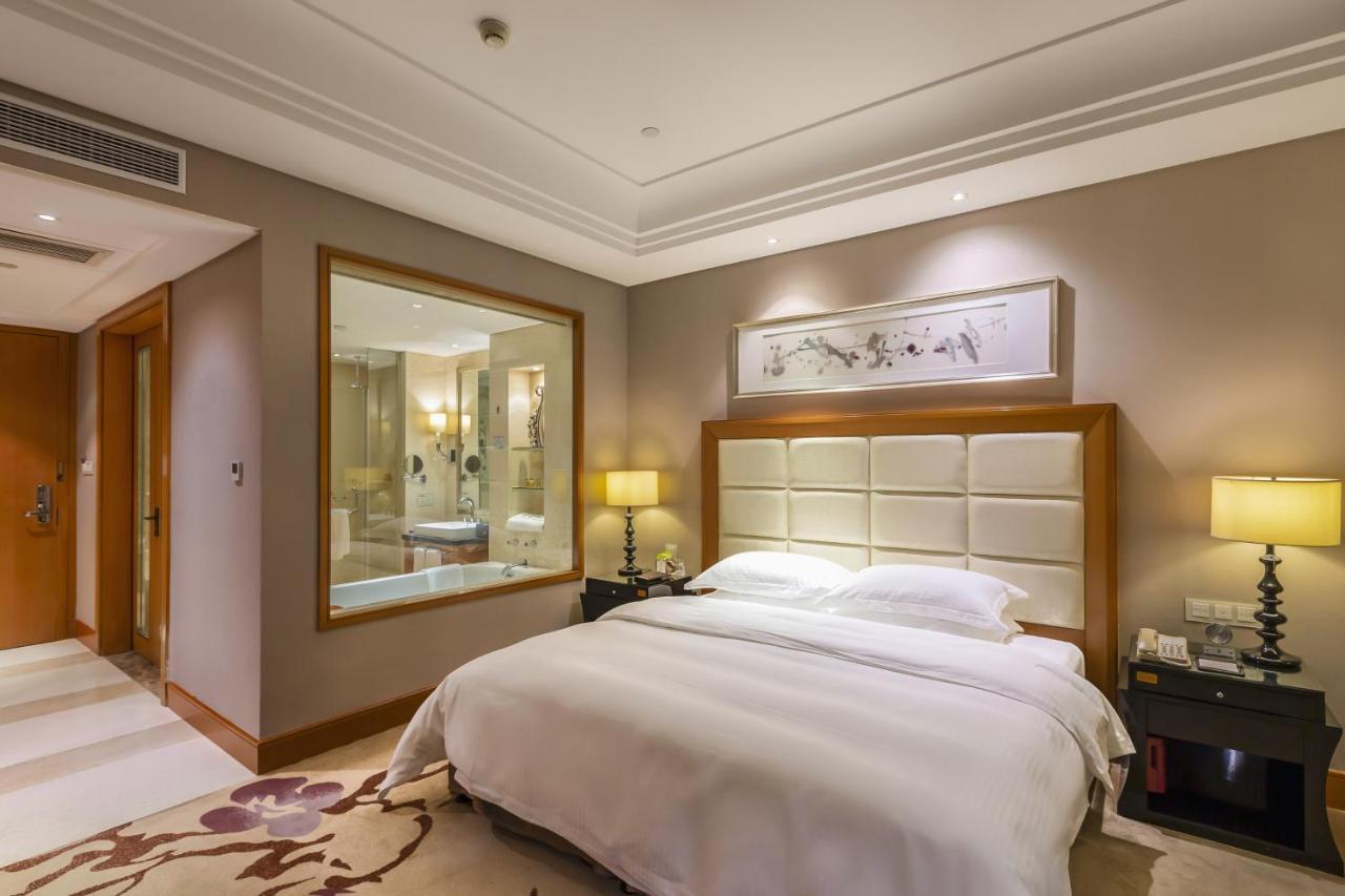 Отель Wyndham Xinyang Downtown Экстерьер фото