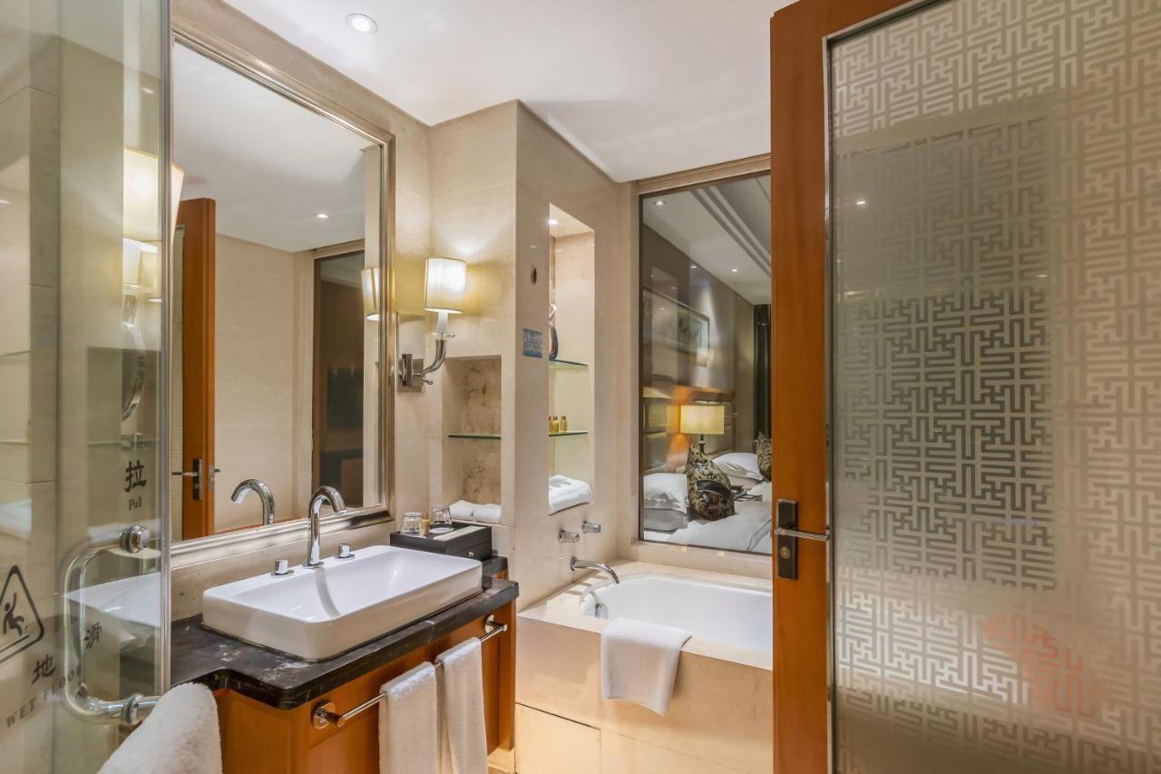 Отель Wyndham Xinyang Downtown Экстерьер фото