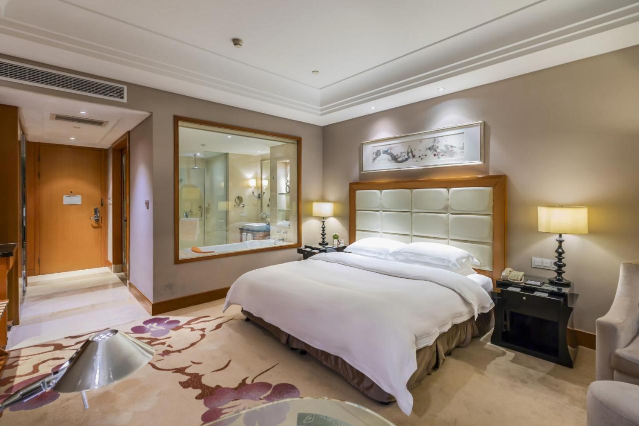 Отель Wyndham Xinyang Downtown Экстерьер фото