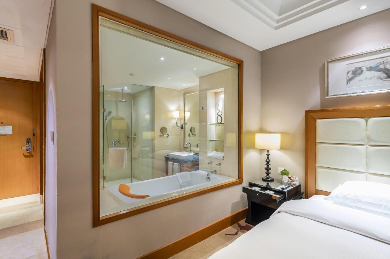 Отель Wyndham Xinyang Downtown Экстерьер фото