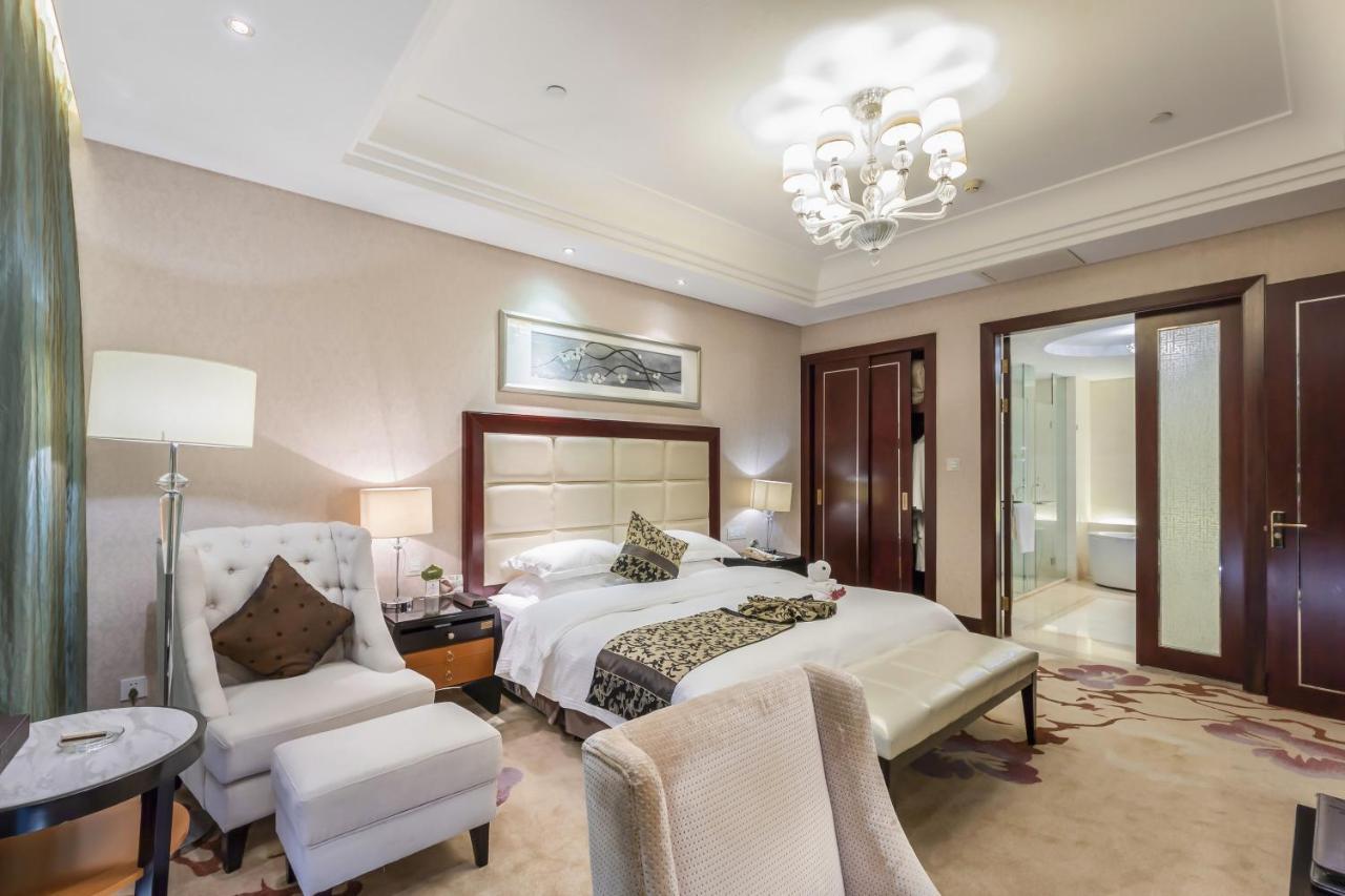 Отель Wyndham Xinyang Downtown Экстерьер фото