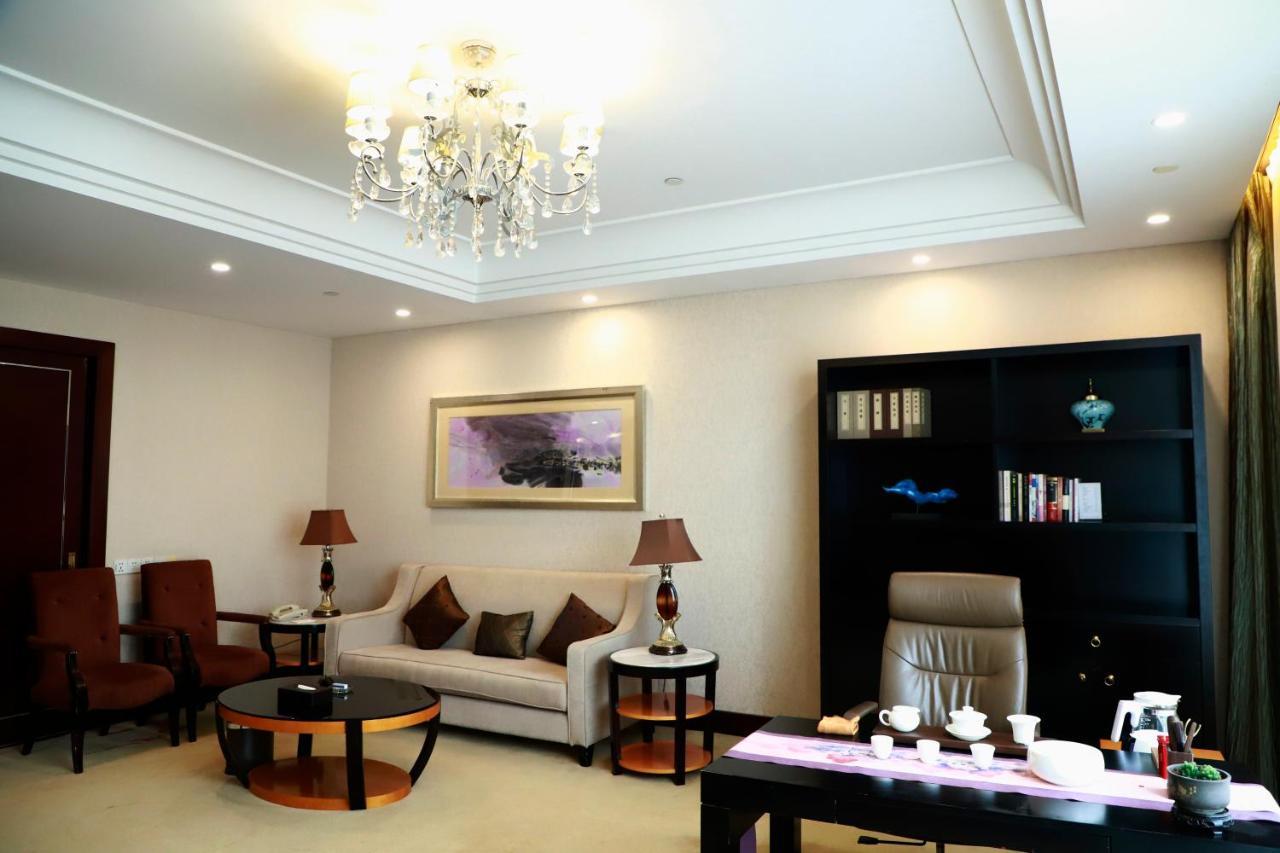 Отель Wyndham Xinyang Downtown Экстерьер фото