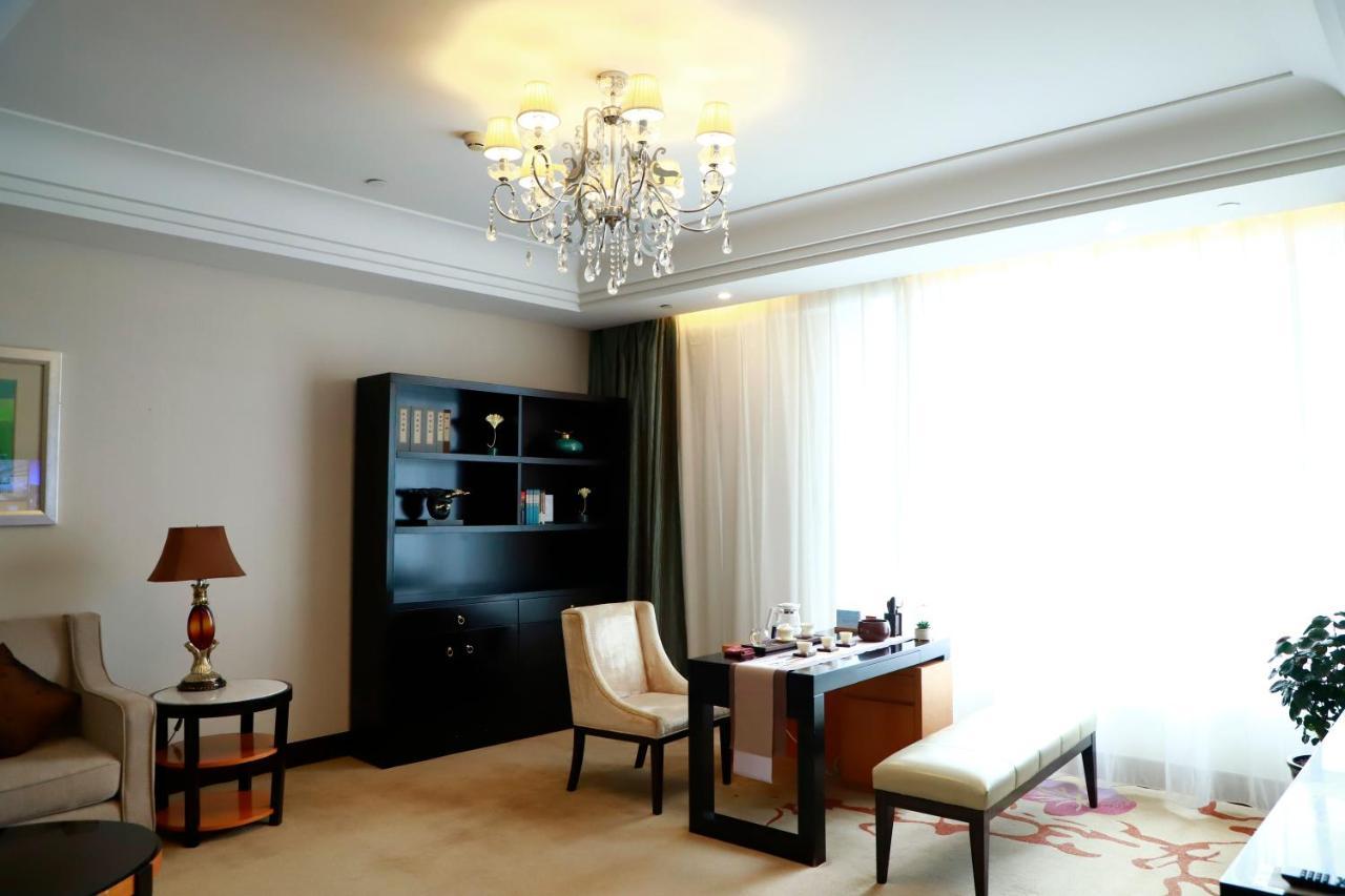 Отель Wyndham Xinyang Downtown Экстерьер фото