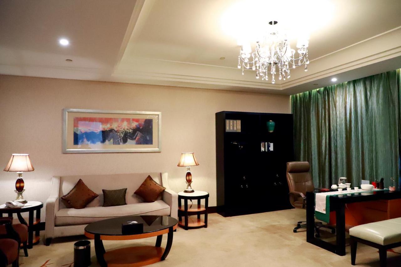 Отель Wyndham Xinyang Downtown Экстерьер фото