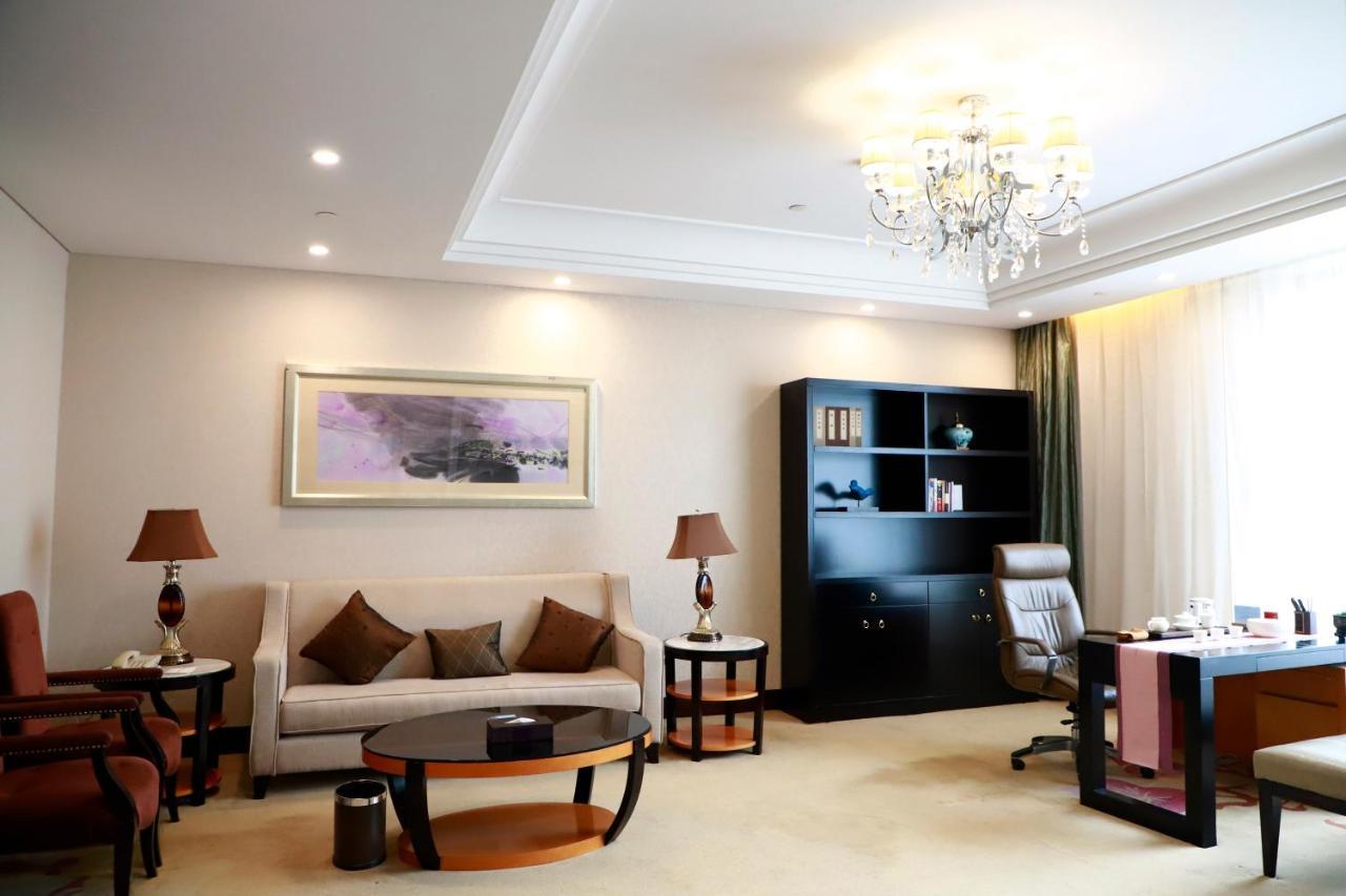 Отель Wyndham Xinyang Downtown Экстерьер фото