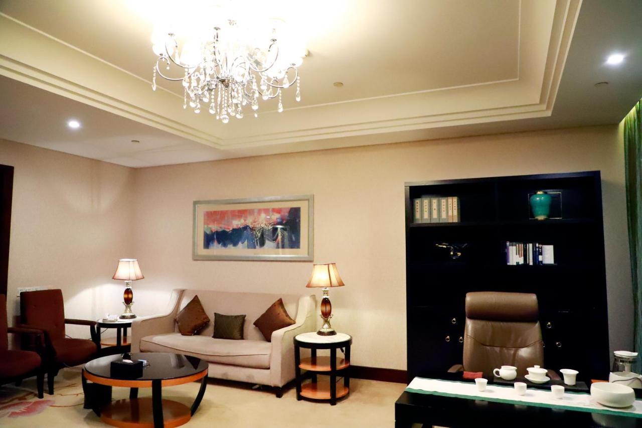 Отель Wyndham Xinyang Downtown Экстерьер фото