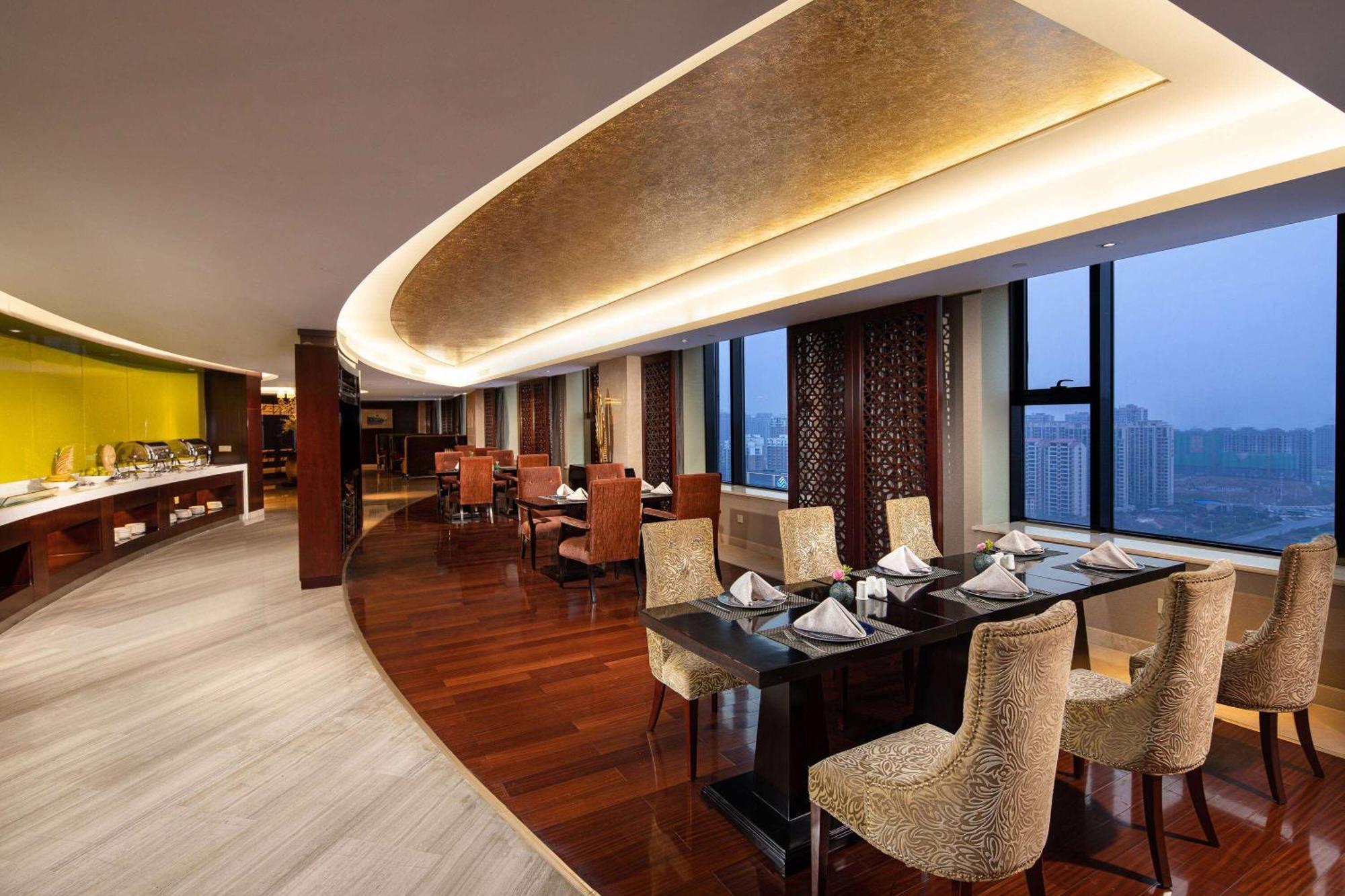 Отель Wyndham Xinyang Downtown Экстерьер фото