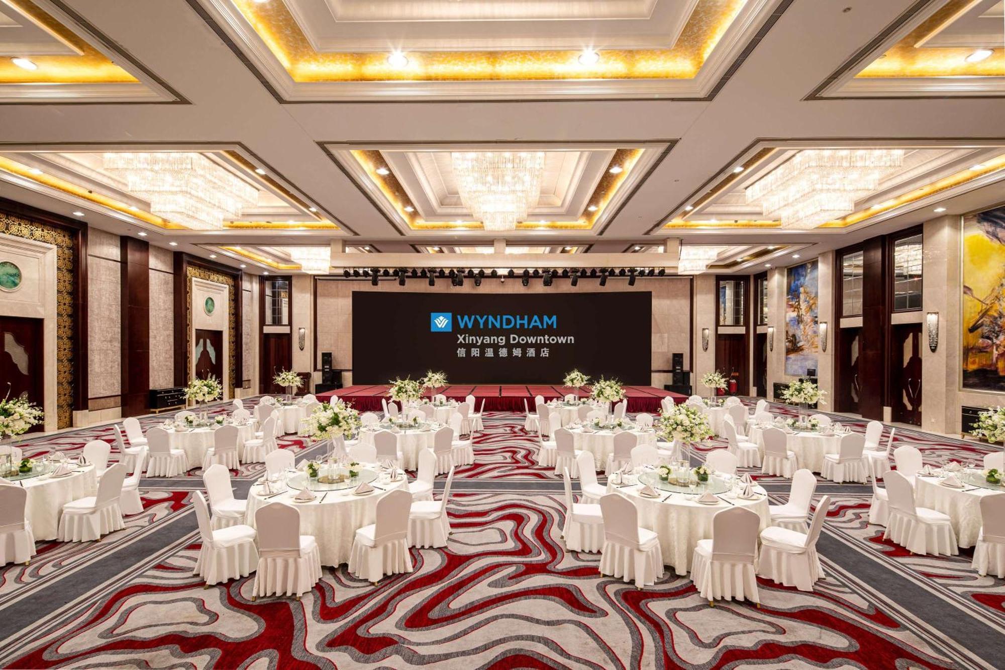 Отель Wyndham Xinyang Downtown Экстерьер фото